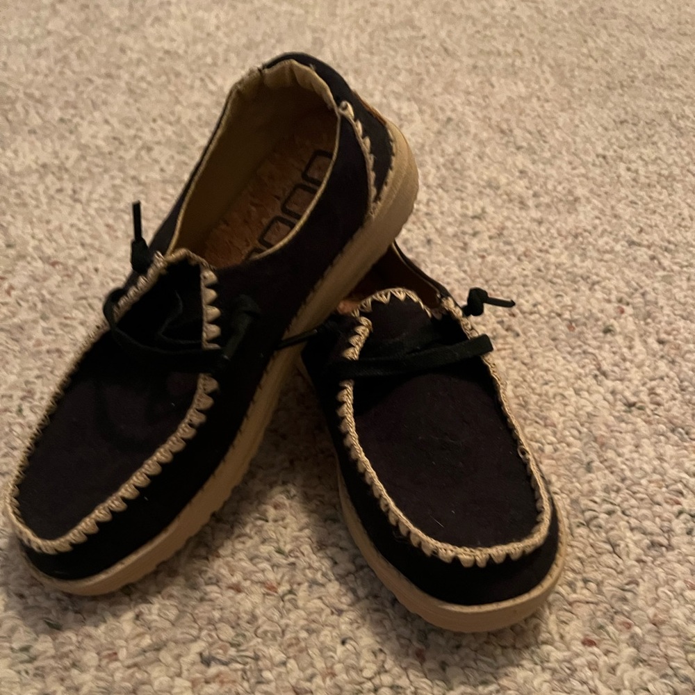 hey dudes black with tan design size 5 in women’s never worn great condition
